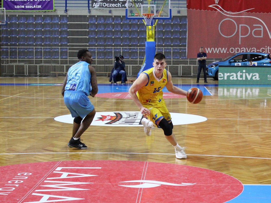 České basketbalové kluby při posledním kole základní části poctili Kobeho Bryanta