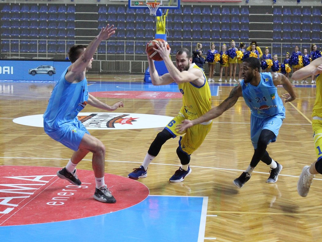 České basketbalové kluby při posledním kole základní části poctili Kobeho Bryanta