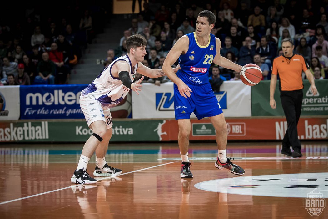 Brněnští basketbalisté aktuálně vévodí české lize. Dokážou sesadit Nymburk z mistrovského trůnu?