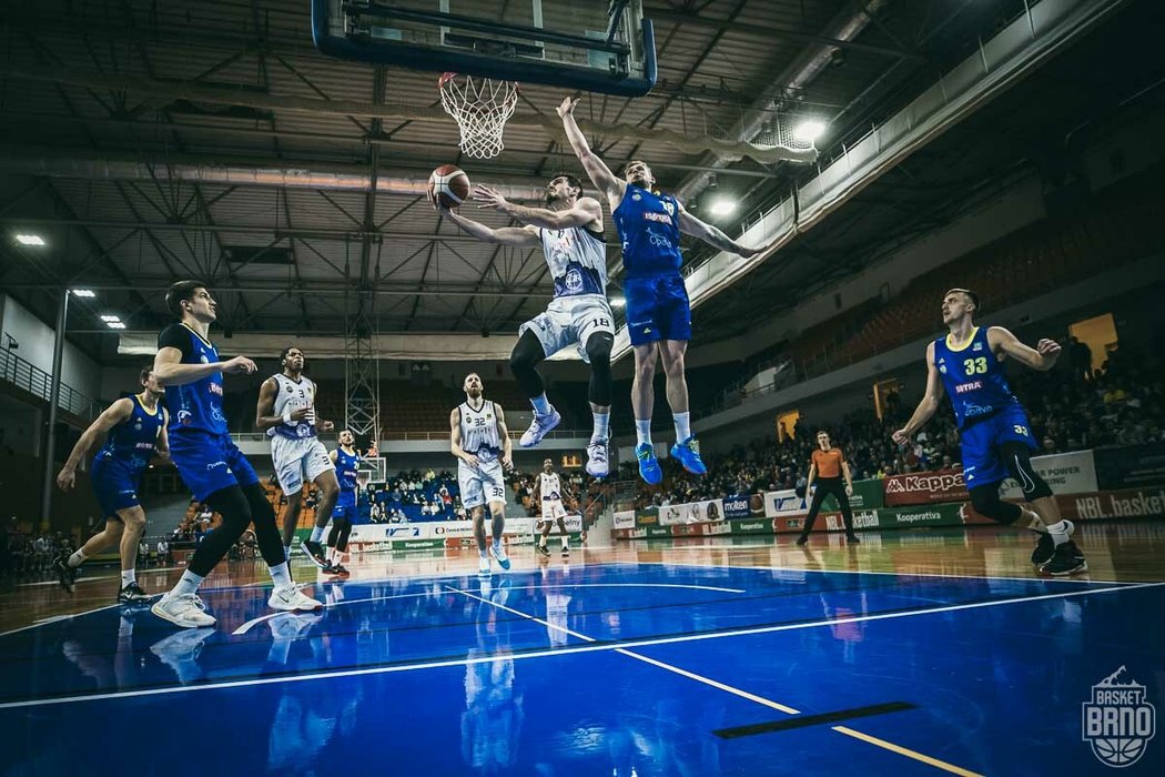 Brněnští basketbalisté aktuálně vévodí české lize. Dokážou sesadit Nymburk z mistrovského trůnu?