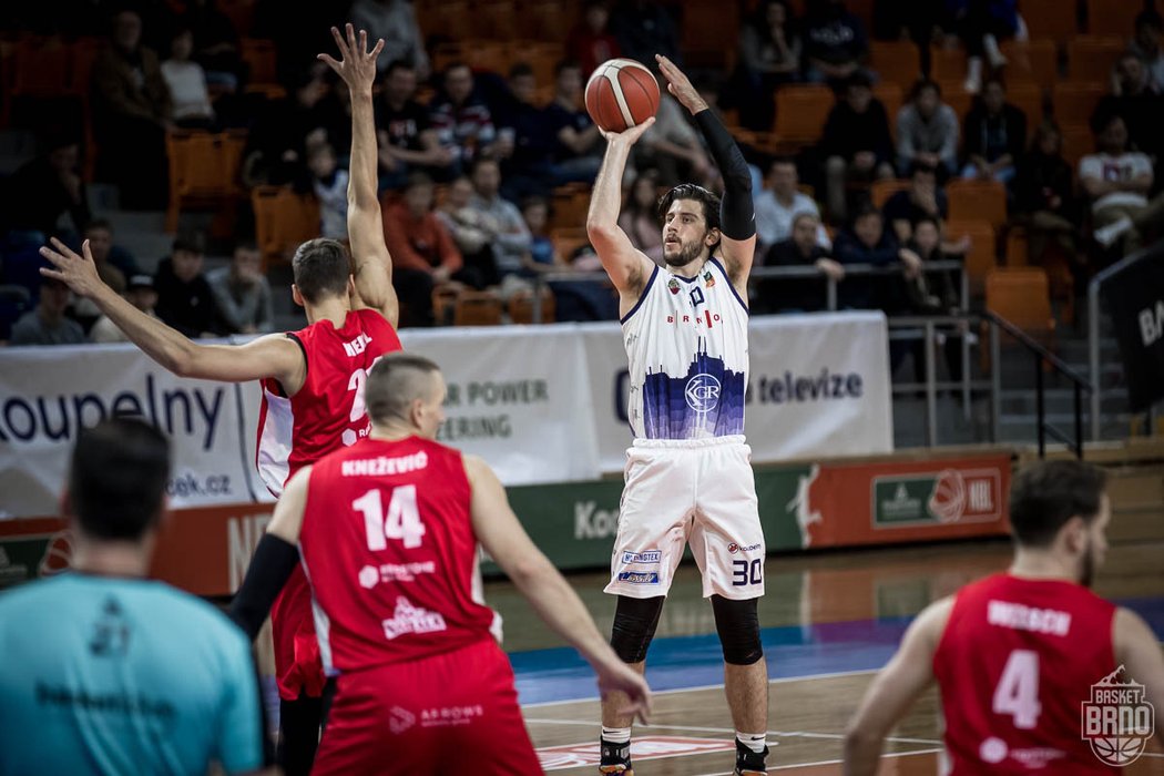 Brněnští basketbalisté aktuálně vévodí české lize. Dokážou sesadit Nymburk z mistrovského trůnu?