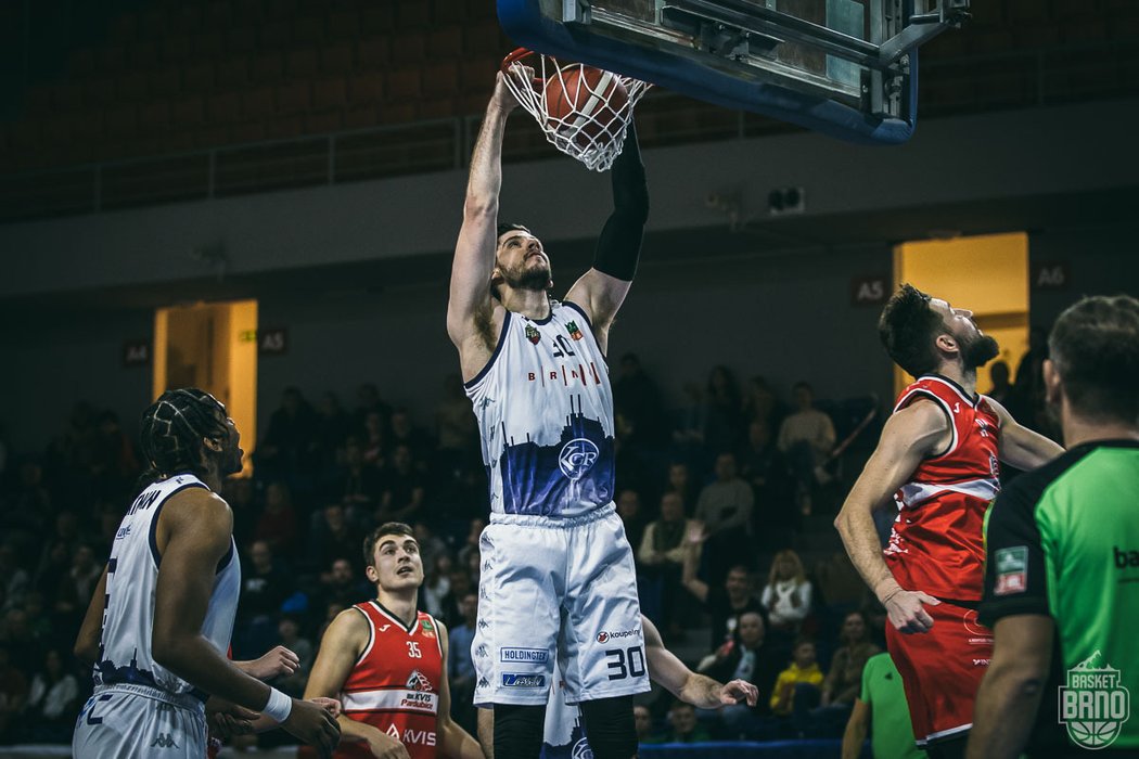 Brněnští basketbalisté aktuálně vévodí české lize. Dokážou sesadit Nymburk z mistrovského trůnu?