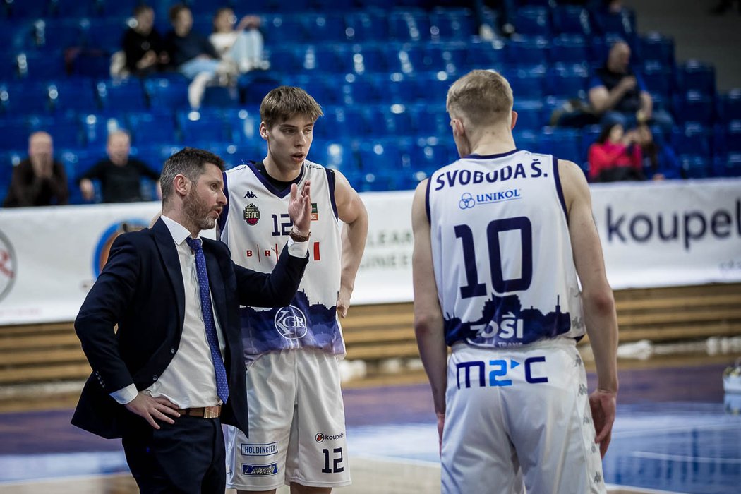 Brněnští basketbalisté aktuálně vévodí české lize. Dokážou sesadit Nymburk z mistrovského trůnu?