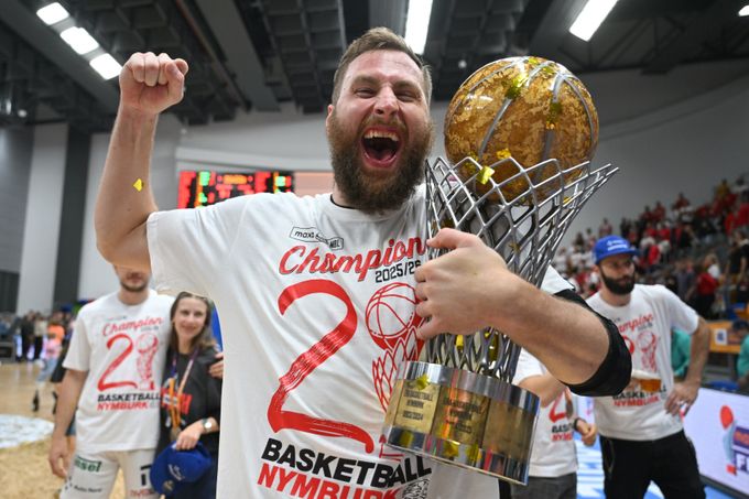 Nymburk zvládl sedmé finále a slaví 21. titul v historii. Na Královce zářil Sehnal Nymburk zvládl sedmé finále a slaví 21. titul v historii. Na Královce zářil Sehnal