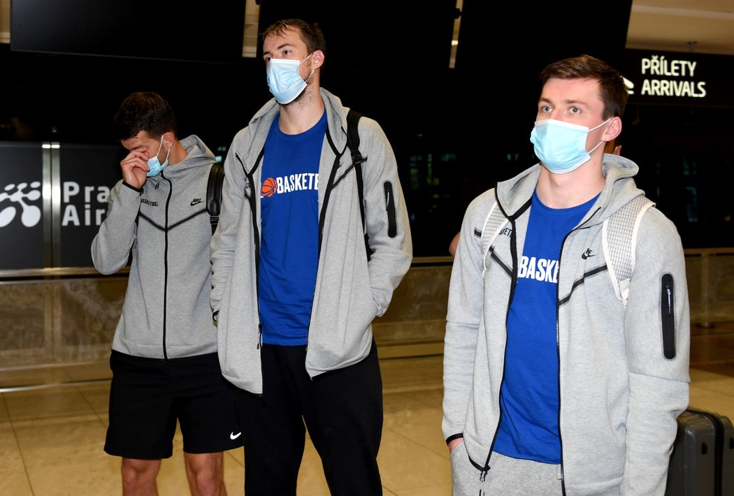 Ondřej Sehnal (vpravo) při návratu českých basketbalistů z úspěšné olympijské kvalifikace