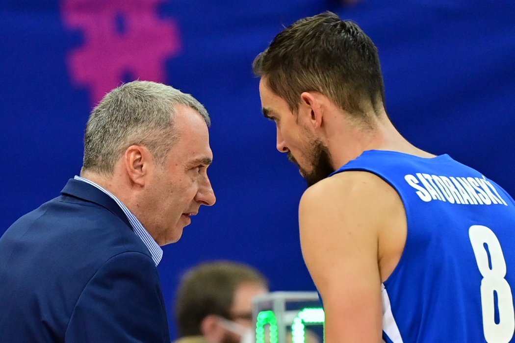 Tomáš Satoranský v rozmluvě s trenérem
