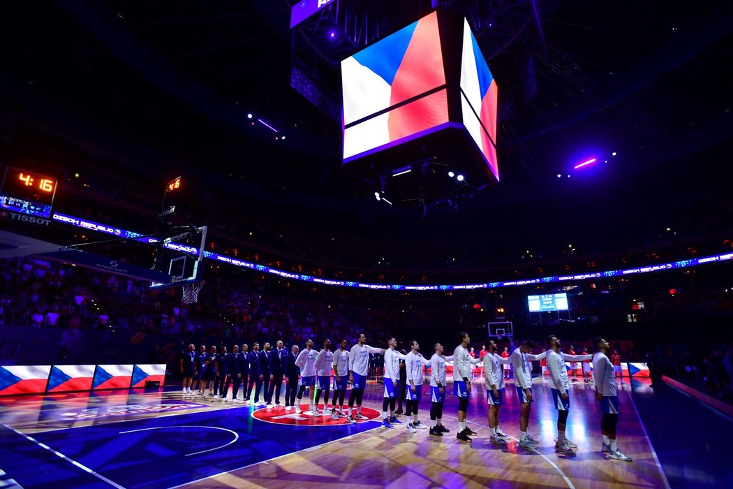 Basketbalisté Česka během státní hymny