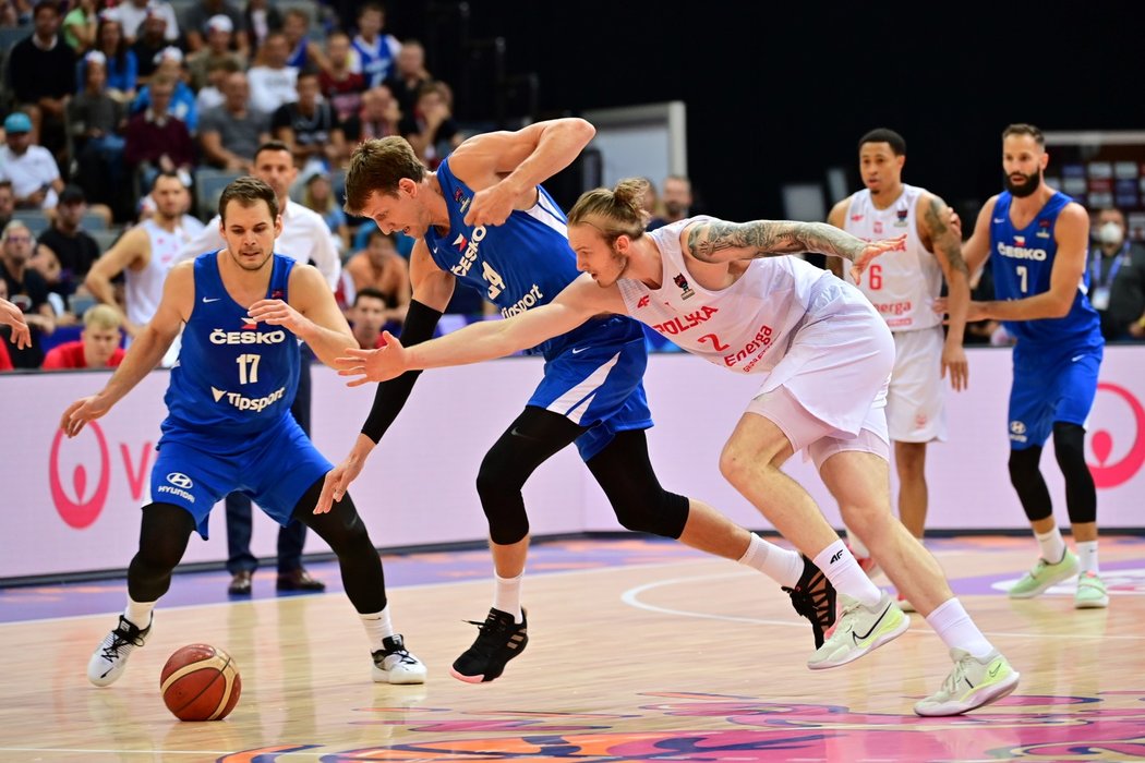 Čeští basketbalisté v duelu s Polskem