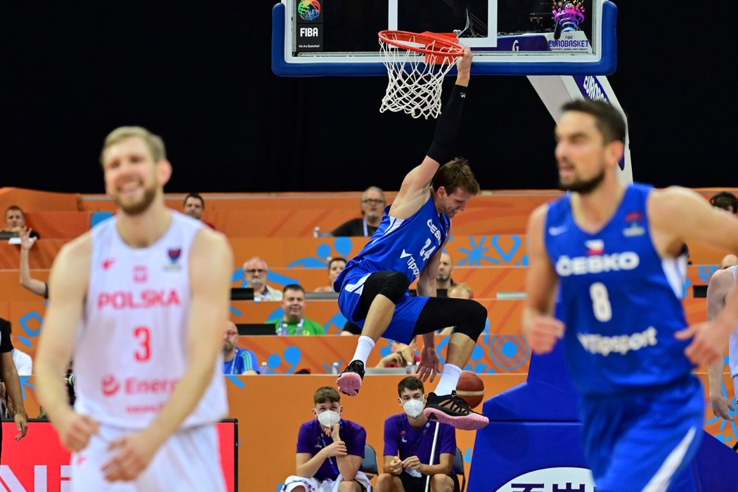 Čeští basketbalisté v akci proti Polsku