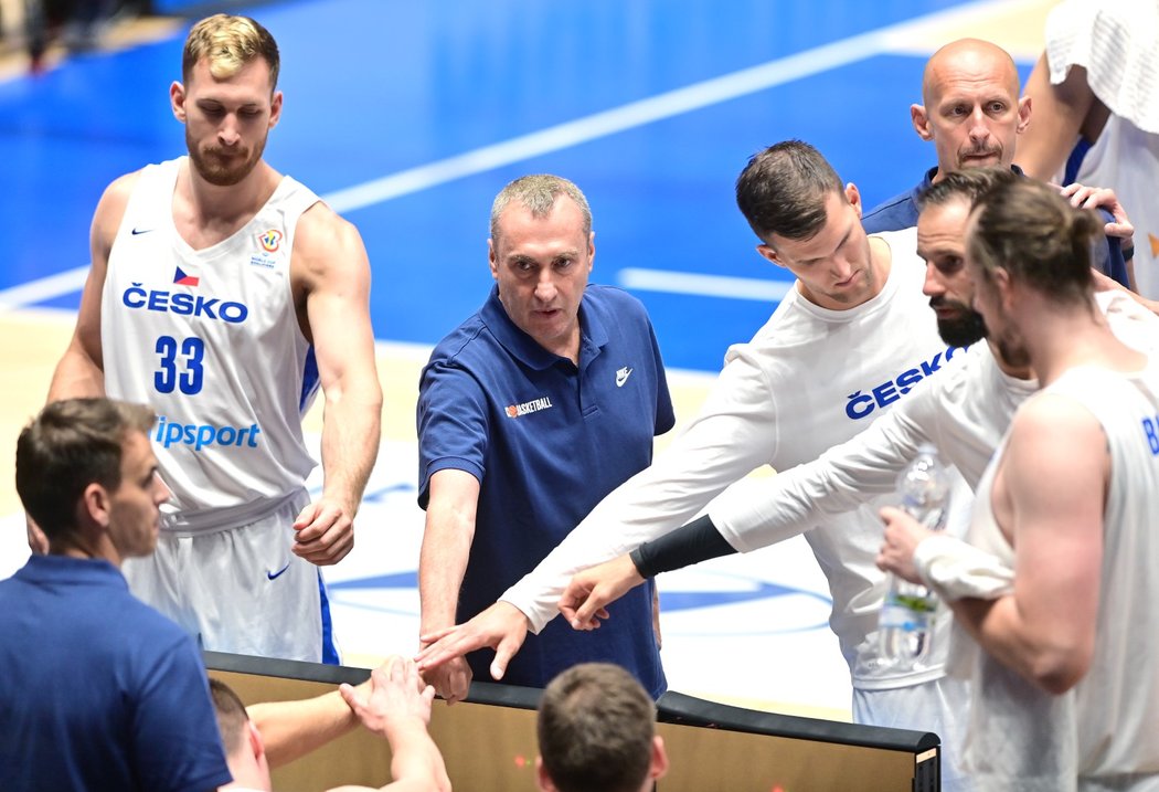 Čeští basketbalisté během přípravného utkání před mistrovstvím Evropy