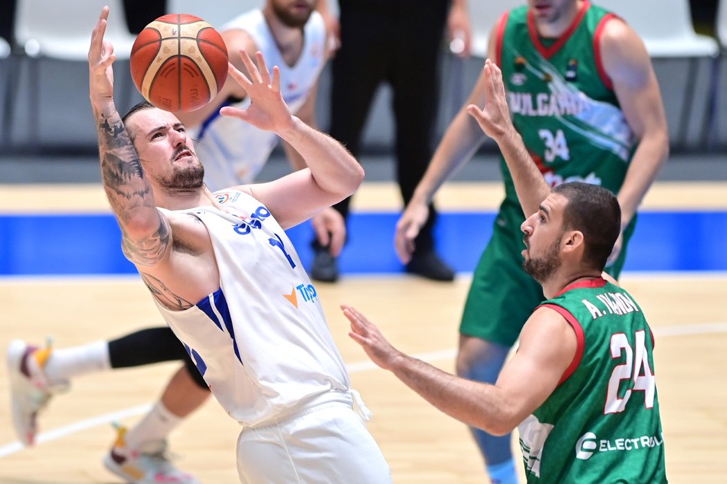 Čeští basketbalisté během přípravného utkání před mistrovstvím Evropy