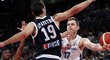 Český basketbalista Jaromír Bohačík v zápase osmifinálové skupiny MS proti Řecku