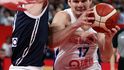 Český basketbalista Jaromír Bohačík v zápase osmifinálové skupiny MS proti Řecku