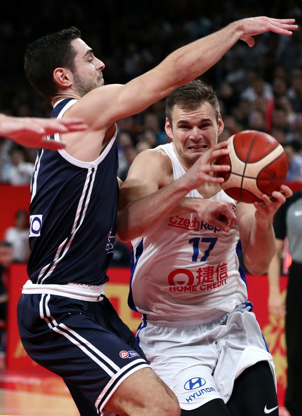 Český basketbalista Jaromír Bohačík v zápase osmifinálové skupiny MS proti Řecku