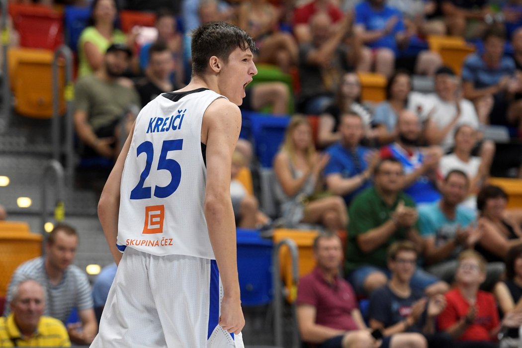 Česká basketbalista Vít Krejčí během přípravného zápasu s Jordánskem před MS 2019