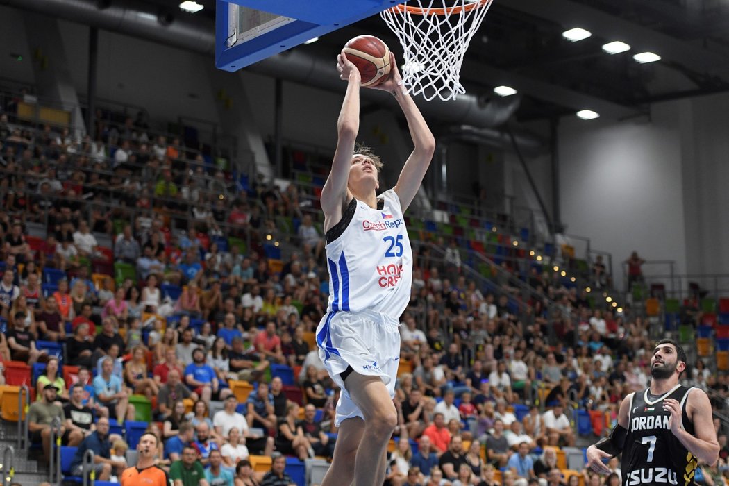 Česká basketbalista Vít Krejčí během přípravného zápasu s Jordánskem před MS 2019
