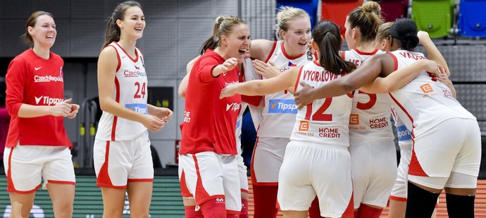 České basketbalistky se radují z výhry nad Rumunkami