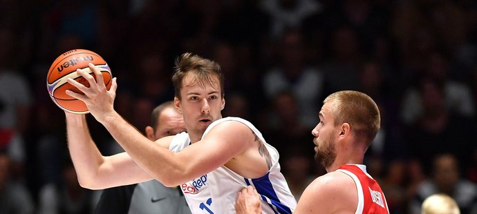 Český basketbalista Ondřej Balvín ve vítězném utkání s Ruskem