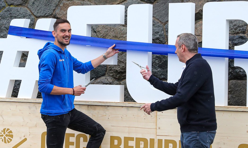 Nejlepší český basketbalista Tomáš Satoranský (vlevo) a reprezentační trenér Ronen Ginzburg