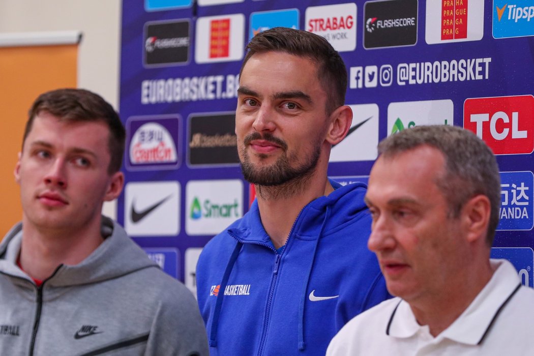 Nejlepší český basketbalista Tomáš Satoranský (uprostřed)