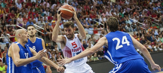 Čeští basketbalisté se snaží v generálce na ME ubránit Španěla Rudyho Fernandeze