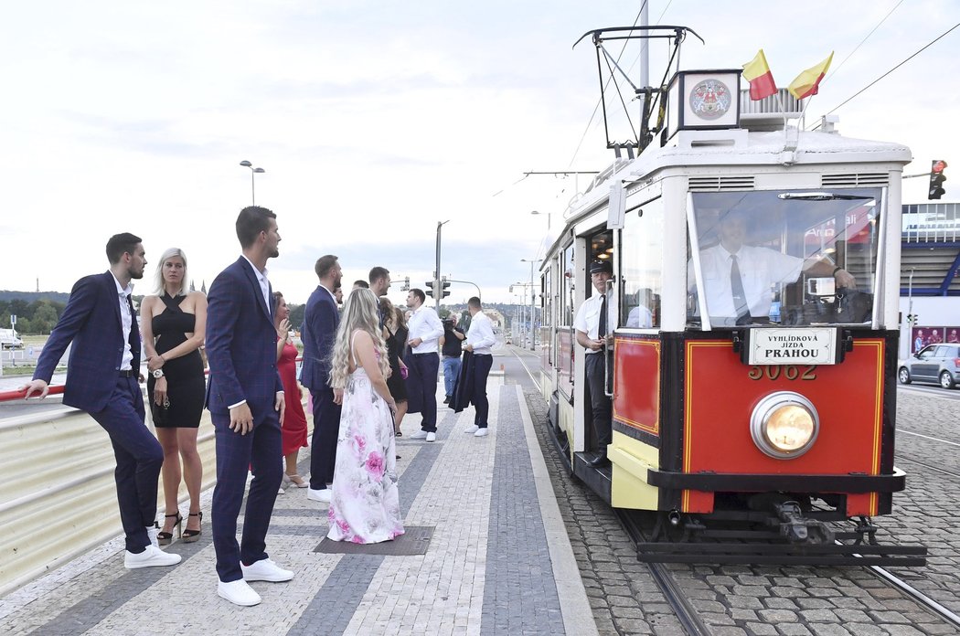 Nastupovat! Na Vinohrady odvezla basketbalisty historická tramvaj