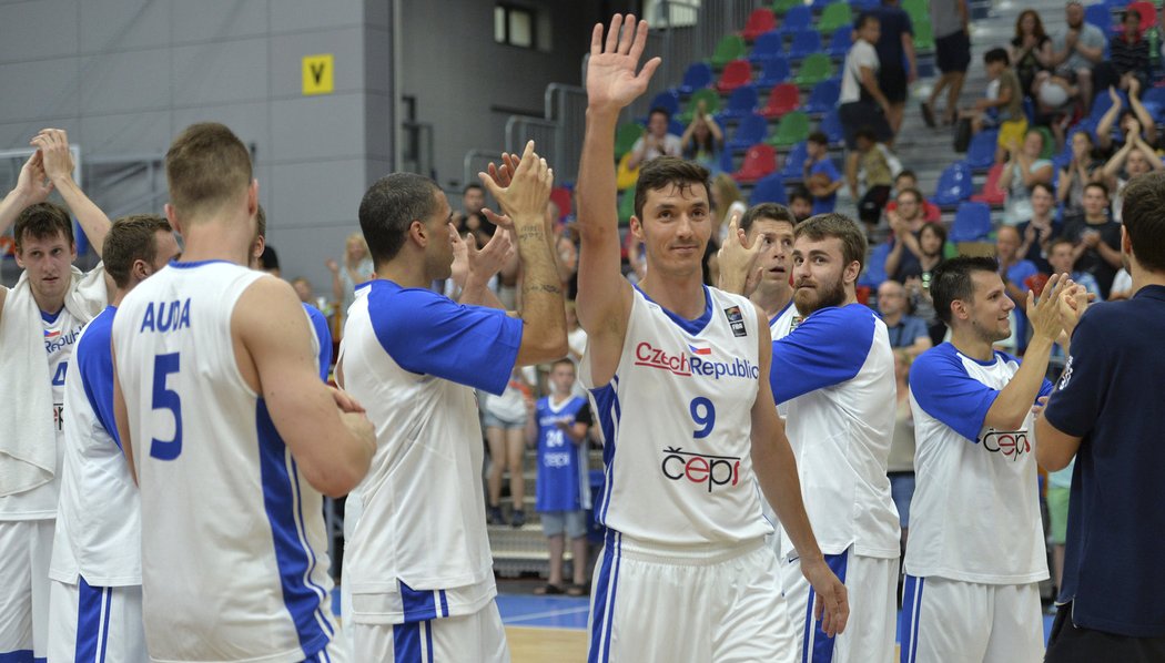 Čeští basketbalisté po čtyřech prohrách poprvé v přípravě na olympijskou kvalifikaci zvítězili, když porazili Tunisko 87:74.