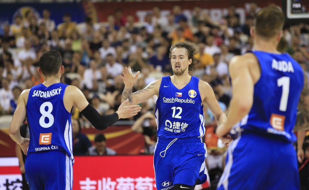 Čeští basketbalisté se radují z dalšího koše proti Turecku.