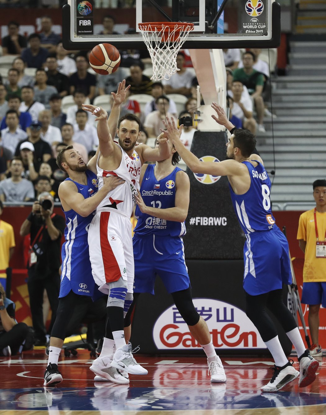 Turecká hvězda Semih Erden se proti tříčlennému bloku českých basketbalistů neprosadil.