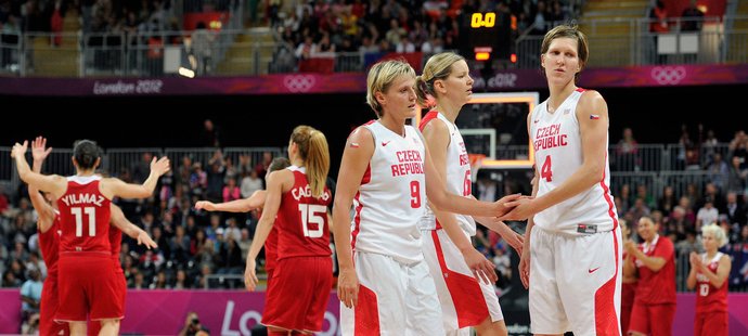 Zklamané české basketbalistky po prohře s Tureckem