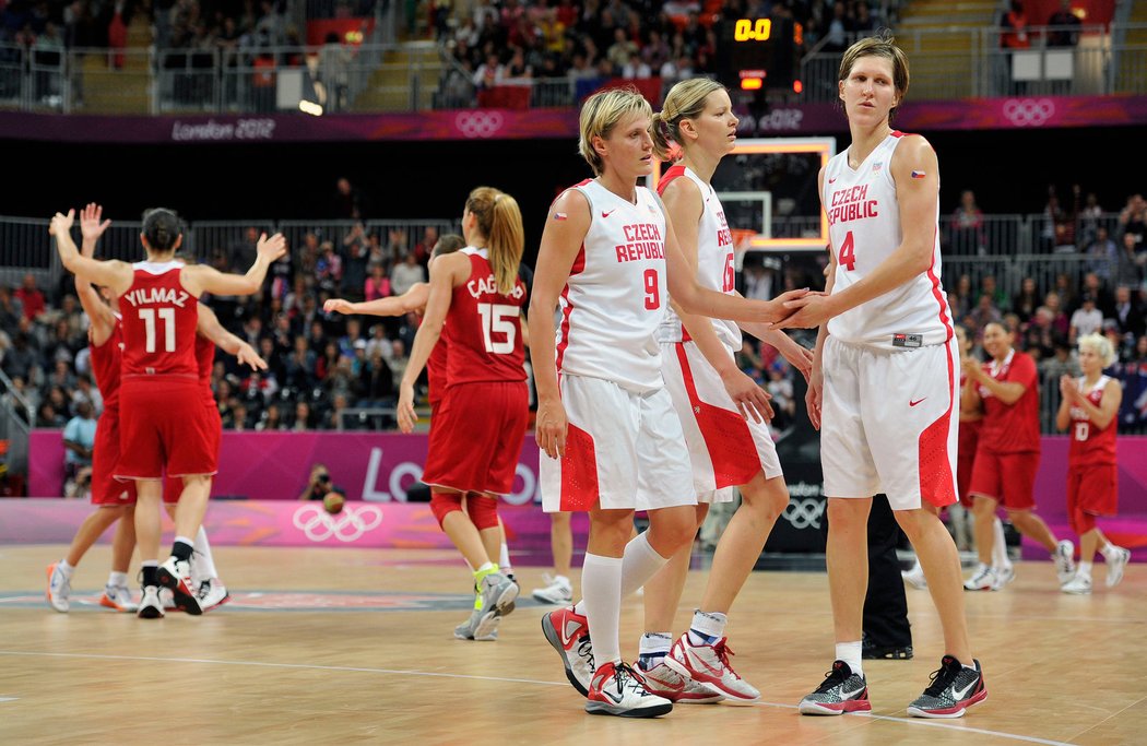 Zklamané české basketbalistky po prohře s Tureckem