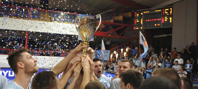 Basketbalisté Prostějova se radují ze zisku Českého poháru