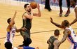 Český basketbalista Tomáš Satoranský v zápase Chicaga Bulls proti Philadelphii