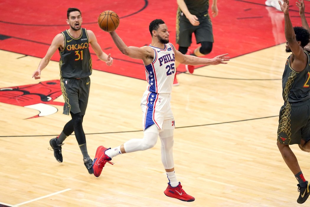 Český basketbalista Tomáš Satoranský v zápase Chicaga Bulls proti Philadelphii