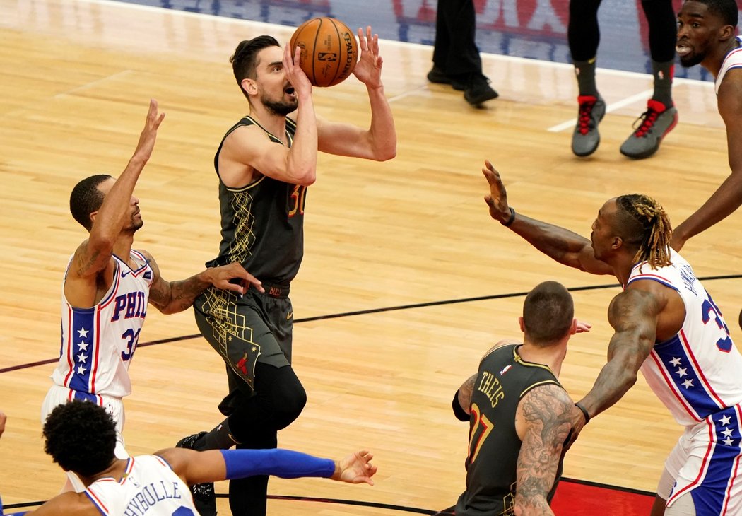 Český basketbalista Tomáš Satoranský v zápase Chicaga Bulls proti Philadelphii