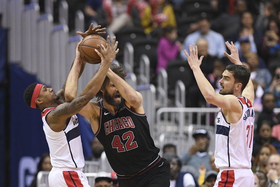 Basketbalisté Washingtonu nezvládli v utkání NBA proti Chicagu koncovku a první duel po propuštění prezidenta Ernieho Grunfelda prohráli 114:115.