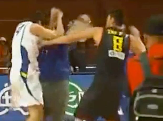 Cínští a brazilští basketbalisté si vyměňovali ostré rány pěstí Cínští a brazilští basketbalisté si vyměňovali ostré rány pěstí
