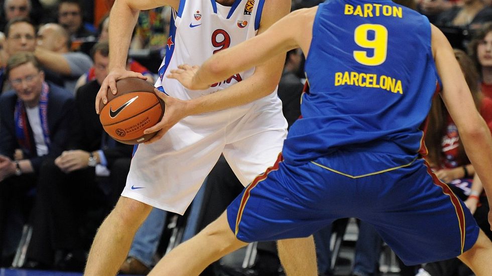 Luboš Bartoň brání hráče CSKA