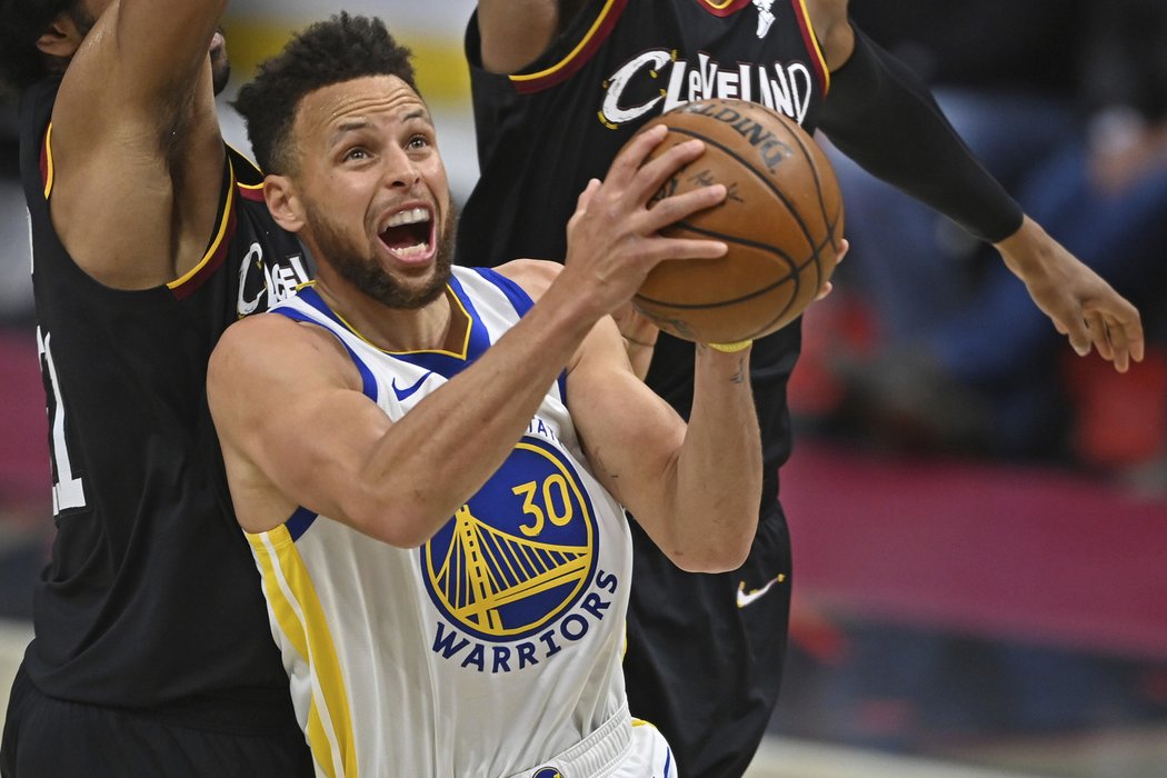 Stephen Curry dal podeváté za sebou přes 30 bodů