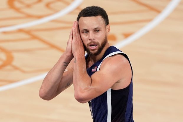 Hvězdný americký basketbalista Stephen Curry zářil ve finále olympijského turnaje Hvězdný americký basketbalista Stephen Curry zářil ve finále olympijského turnaje