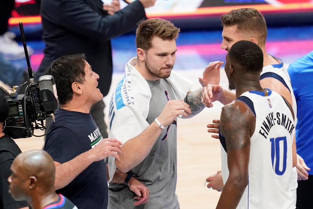 Zraněná hvězda basketbalového Dallasu Luka Dončič fandí spoluhráčům v play off NBA