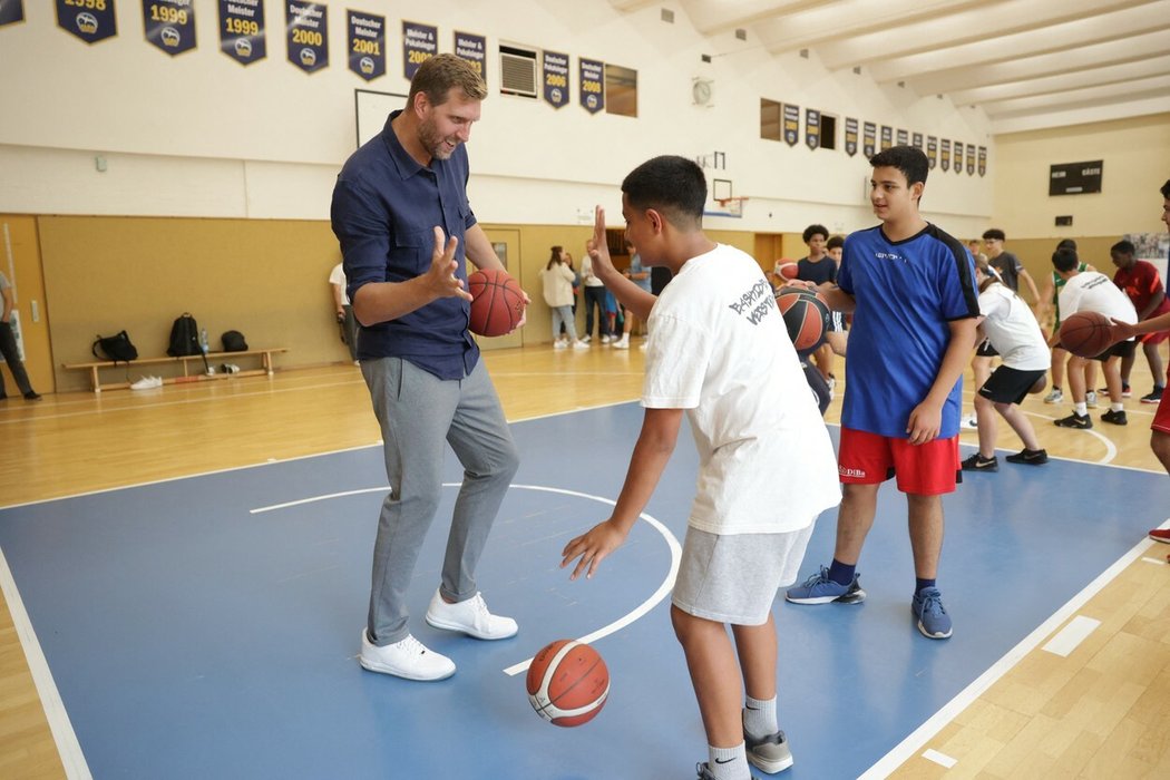 Legendární německý basketbalista Dirk Nowitzki v akademii Alba Berlín s dětmi