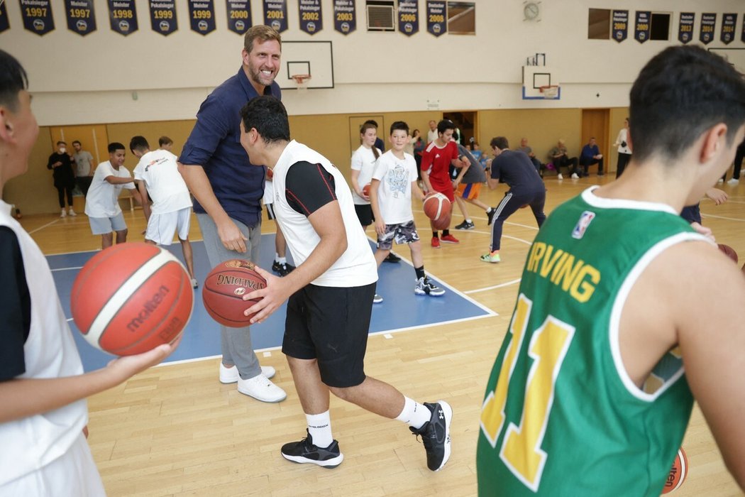 Legendární německý basketbalista Dirk Nowitzki v akademii Alba Berlín s dětmi