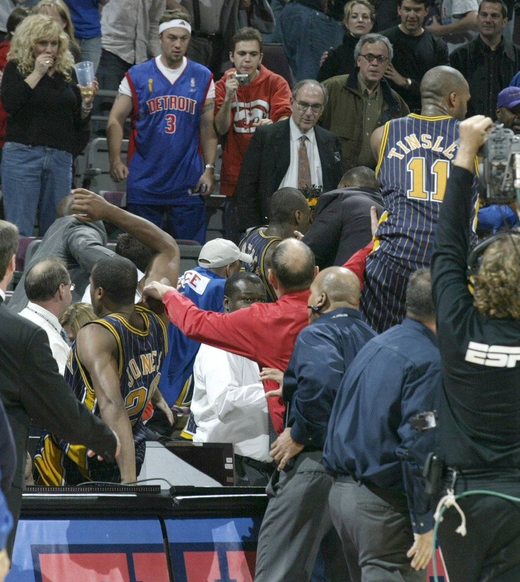 Právě to bylo patnáct let, co největší bitka v dějinách basketbalové NBA přerostla v obří průšvih.