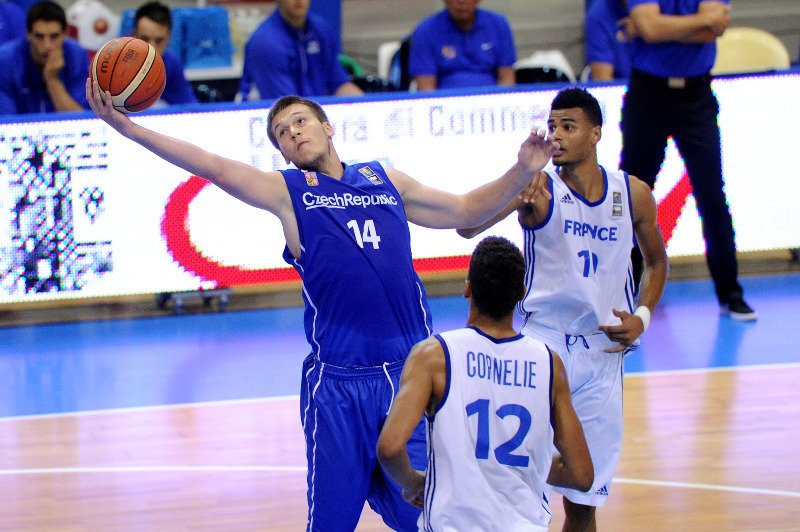 Martin Peterka ve čtvrtfinále ME basketbalistů do 20 let proti Francii