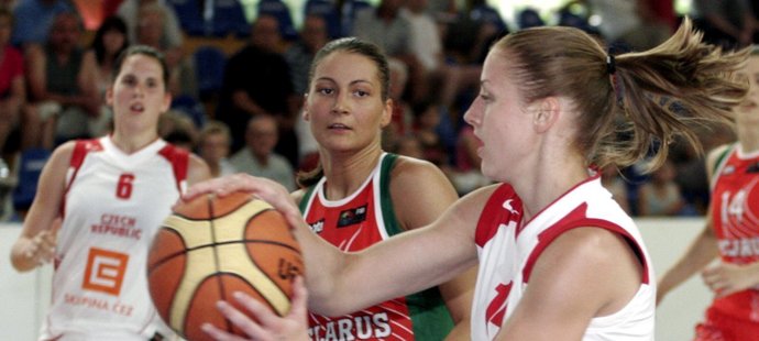 Česká basketbalistka Kateřina Elhotová (vpravo).