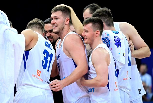 Čeští basketbalisté Ondřej Sehnal (vpravo) a Michal Peterka po výhře nad Nizozemskem Čeští basketbalisté Ondřej Sehnal (vpravo) a Michal Peterka po výhře nad Nizozemskem