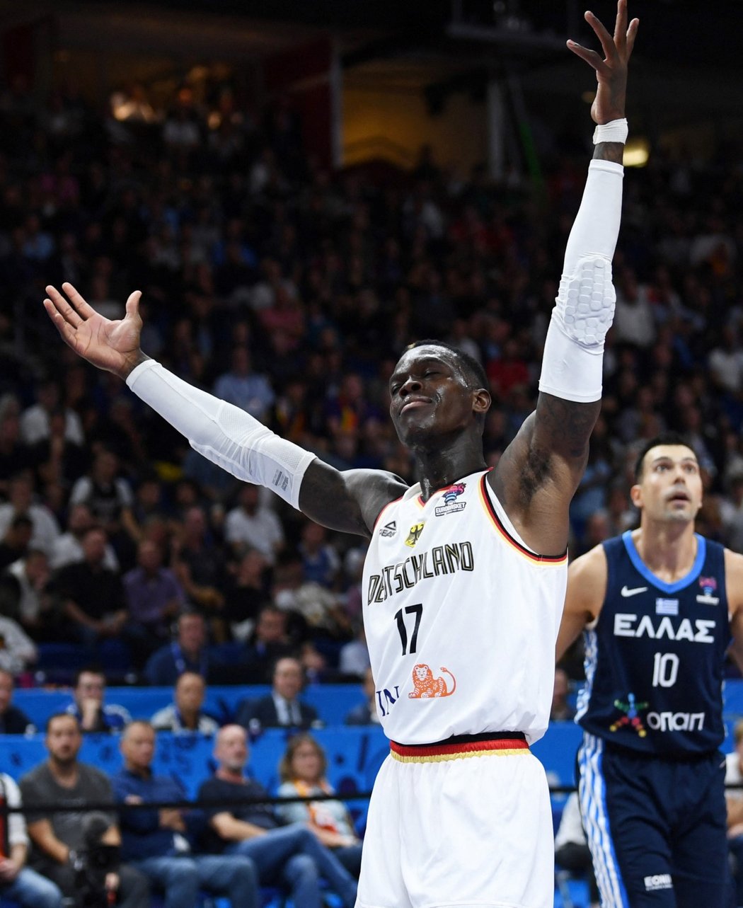 Dennis Schröder a jeho vítězné gesto ve čtvrtfinále EuroBasketu proti Řecku