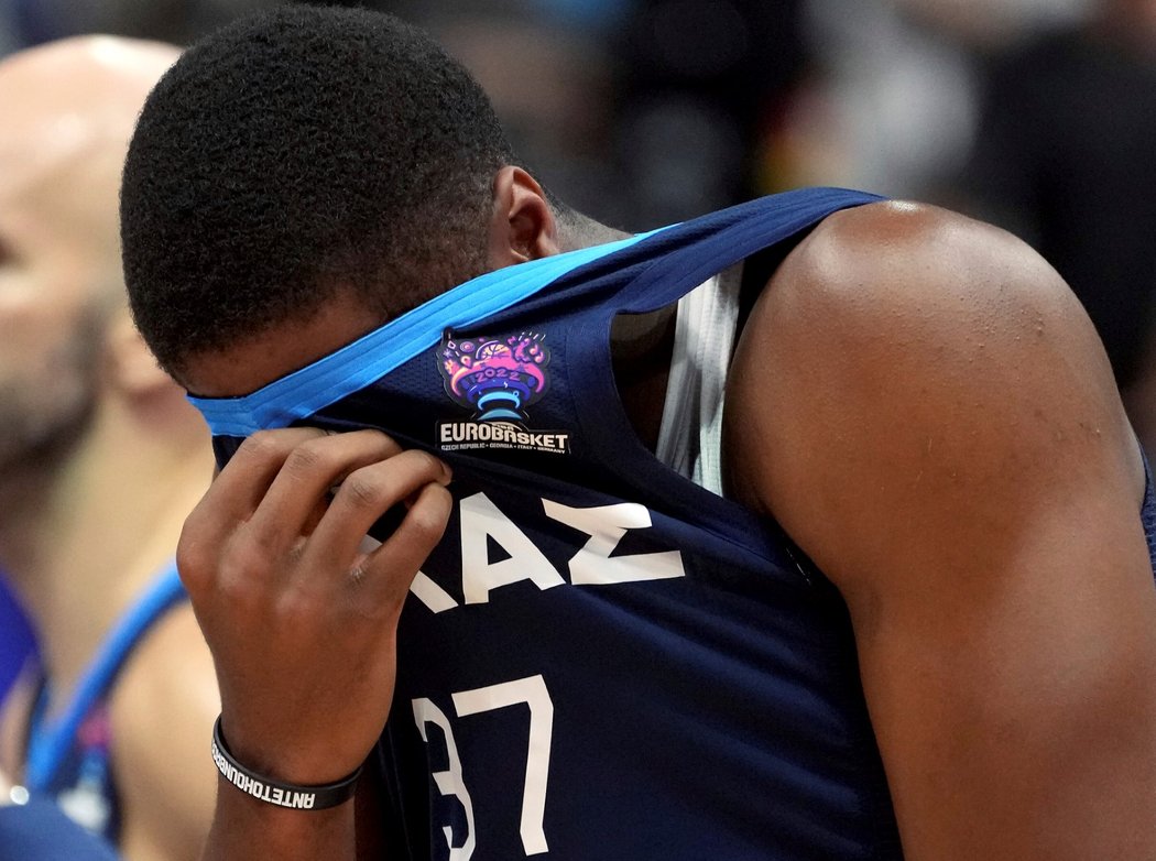 Zklamaný Kostas Antetokounmpo po vyřazení Řeků ve čtvrtfinále EuroBasketu