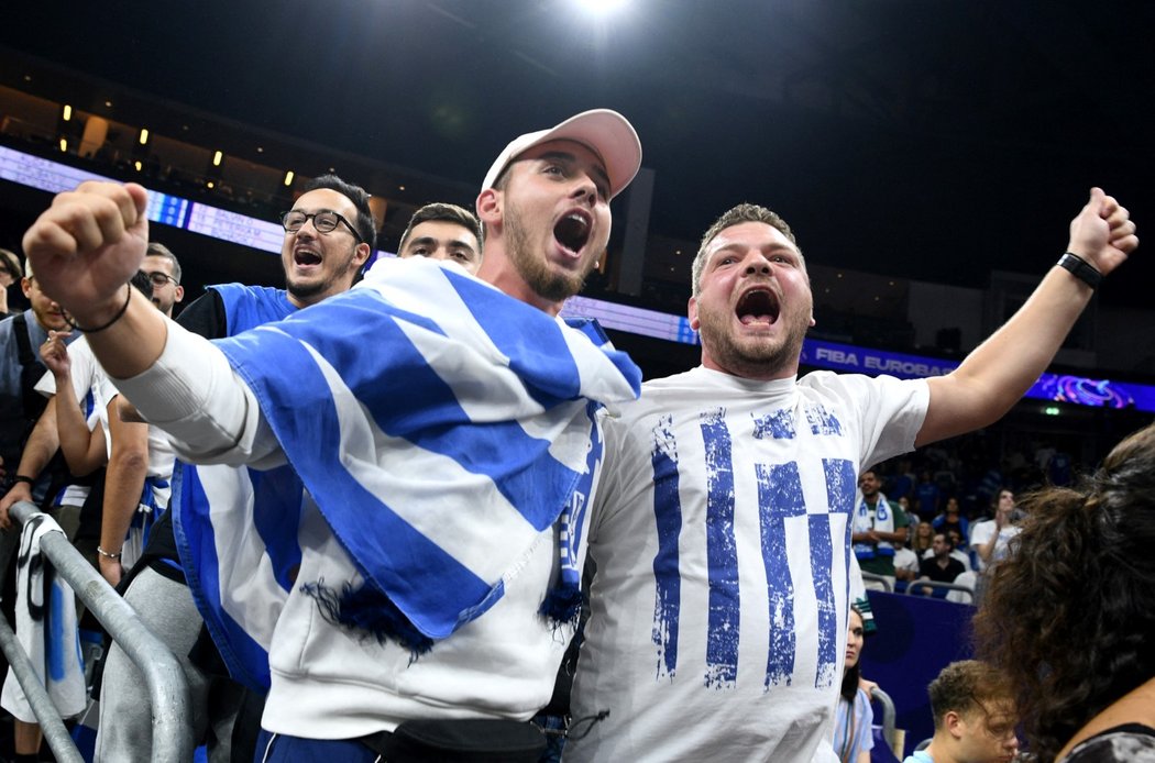 Řečtí fanoušci před osmifinále EuroBasketu proti Česku